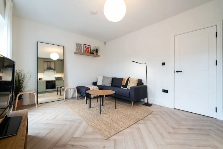 4 Bedrooms Apartment