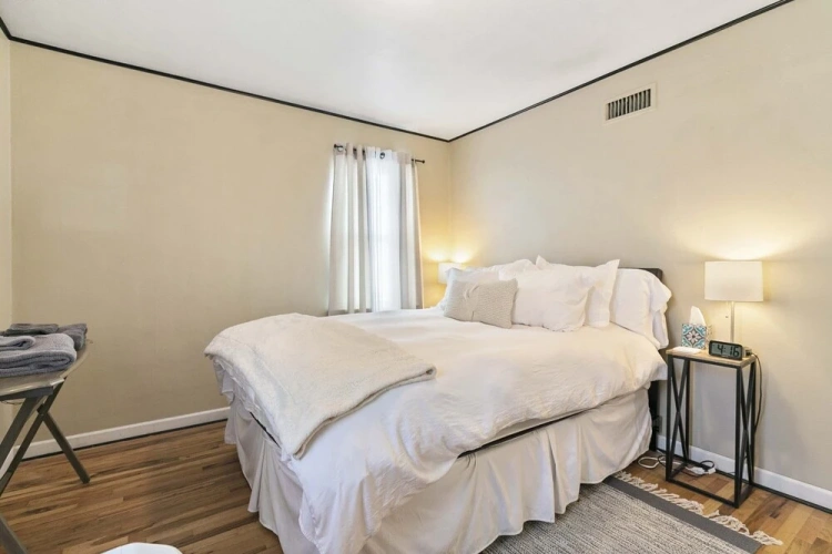 4 Bedrooms Cottage