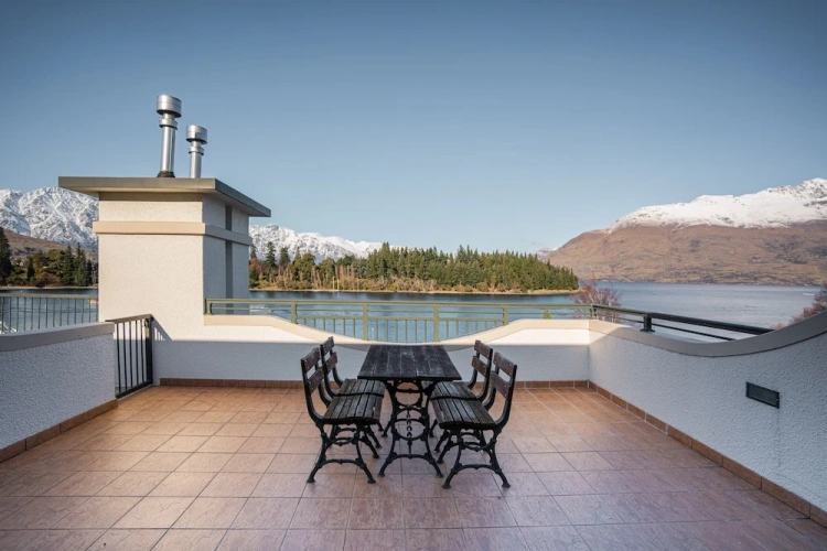 Penthouse Studio with balcony and with lake view