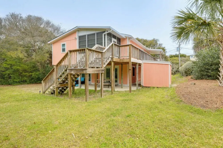 Emerald Isle Beach House: Walk to the Sand!