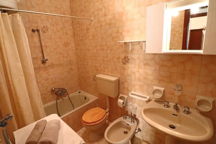 Central Apartment On The Beach With Balcony, Wi-fi Air Conditioning Parking