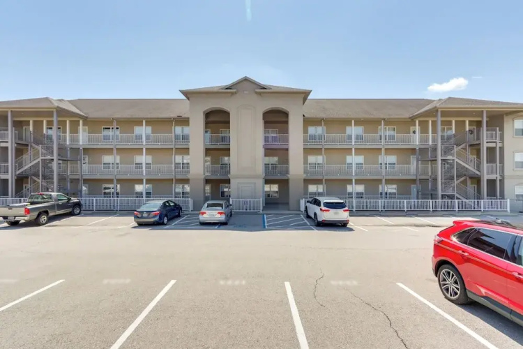 Lakefront Condo w/ Pool Access in Osage Beach!