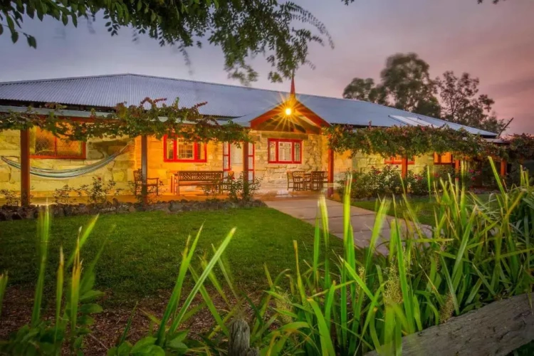 4 Bedrooms Cottage