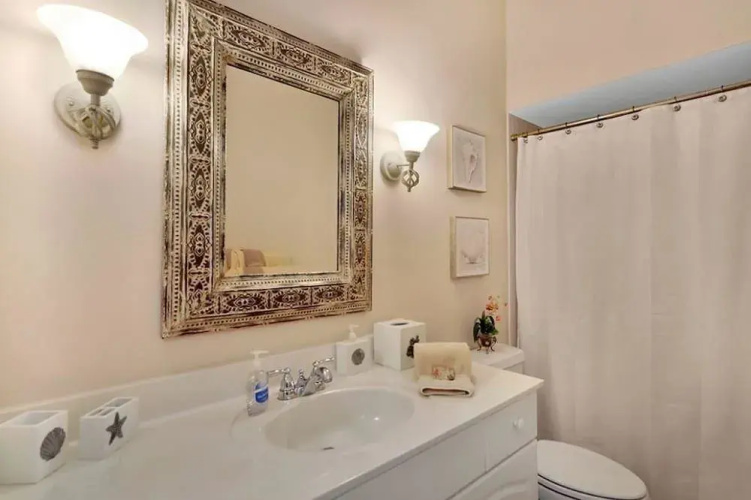 Colonial Ave Home