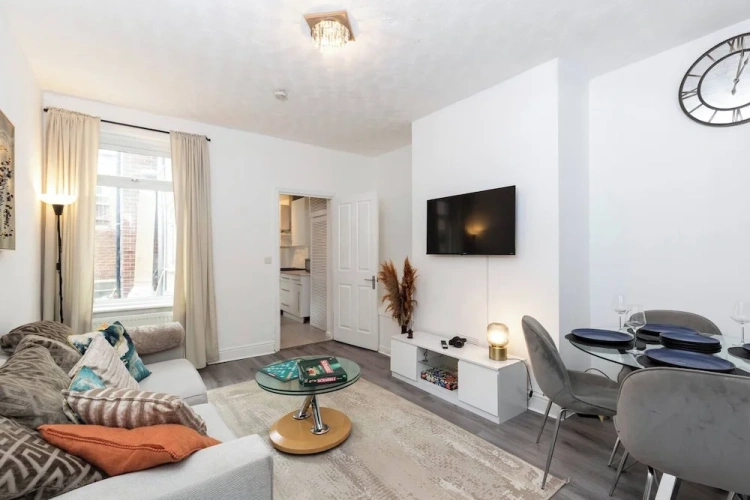 2 Bedrooms Apartment