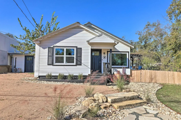 Fredericksburg Getaway w/ Covered Deck & Fire Pit!