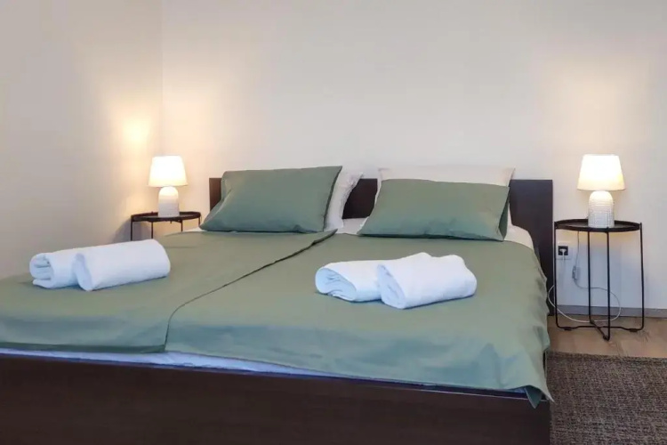 Studio apartment above promenade w terrace & parking