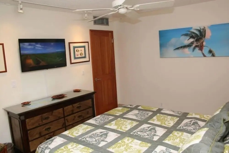 Kihei Beach, #303 1 Bedroom Condo by RedAwning