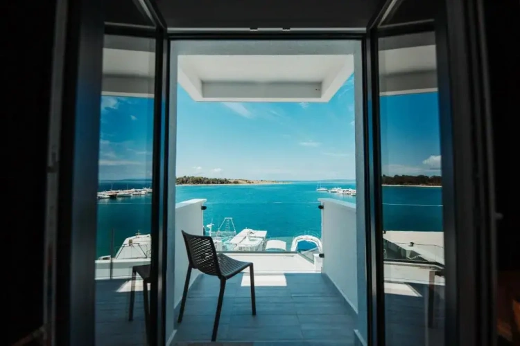 Standard Triple room with sea view