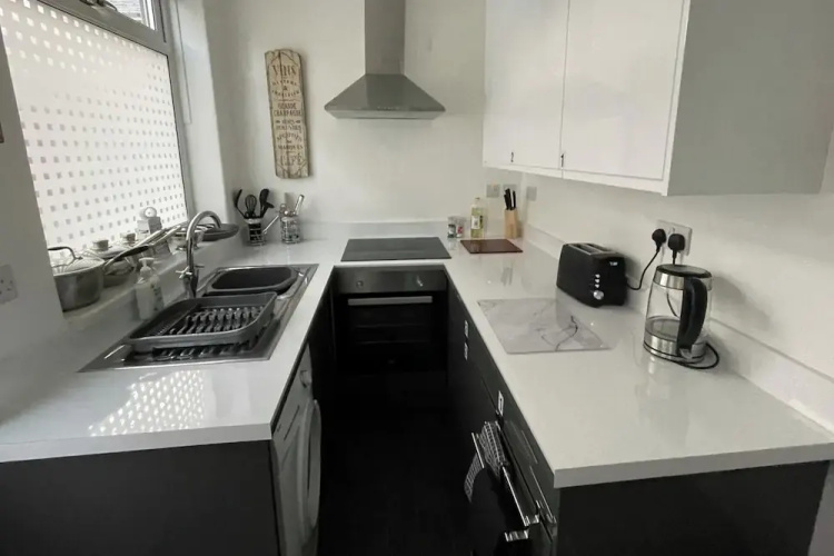 3 Bed House - Sleeps 5 - Wifi, Parking