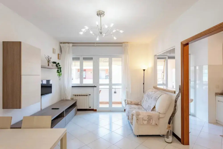Charming 2-bed flat  balcony & parking
