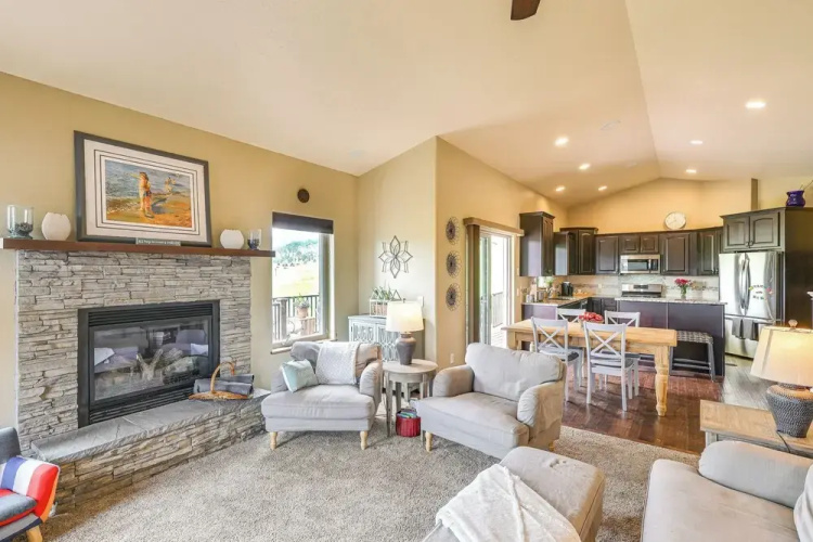 Spearfish Retreat w/ Fireplace + Mountain Views!