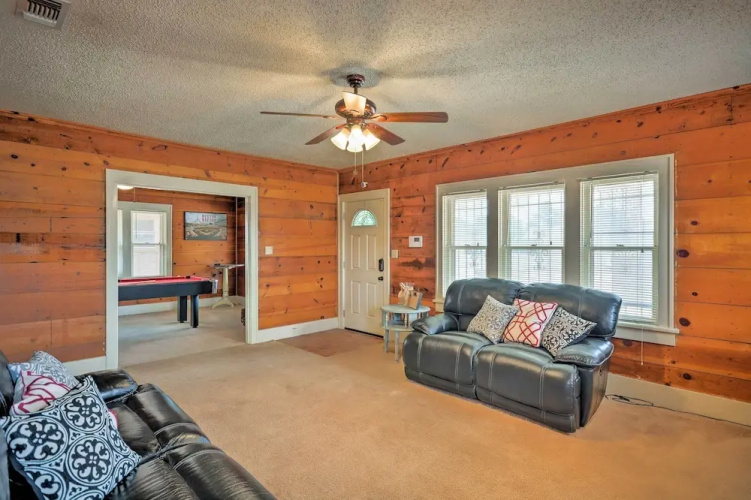 Inviting Lubbock Home > 1 Mi to Downtown
