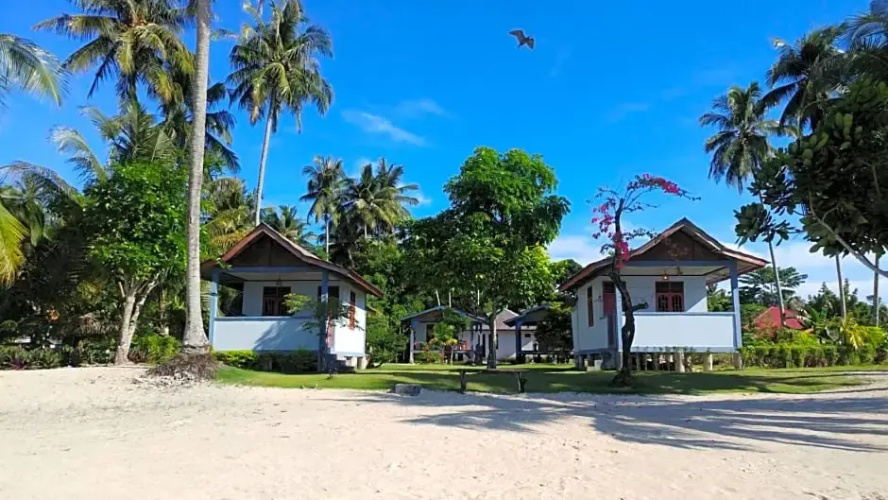 New Raya - Nias Beach Bungalows