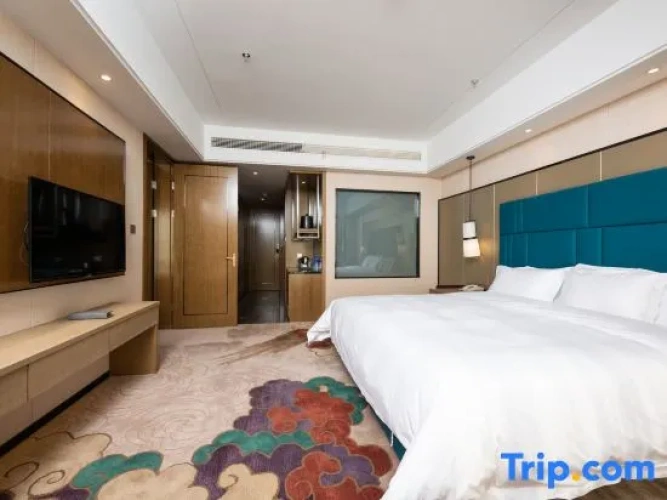 Deluxe Double Suite with lake view