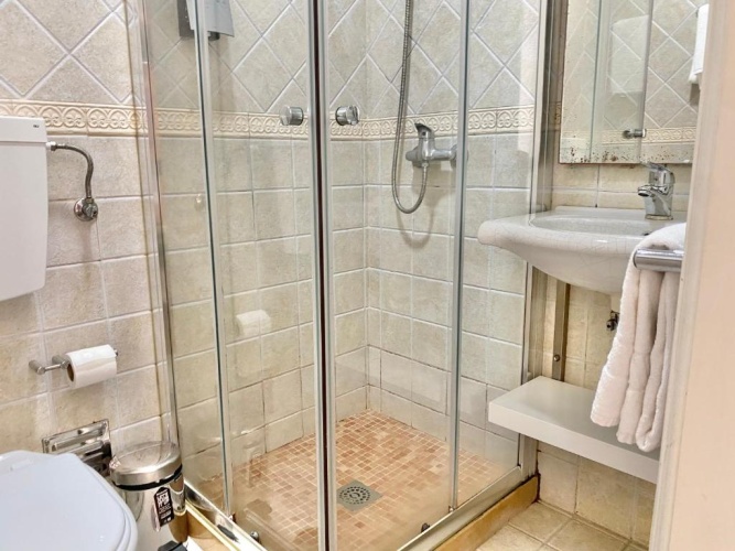 Standard Twin room with partial sea view