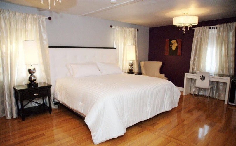 The Upper Level - A Hotel Alternative