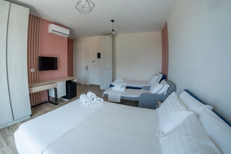 Standard Quadruple room with partial sea view