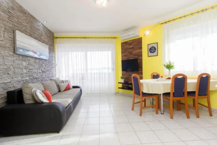 Apartment with sea view