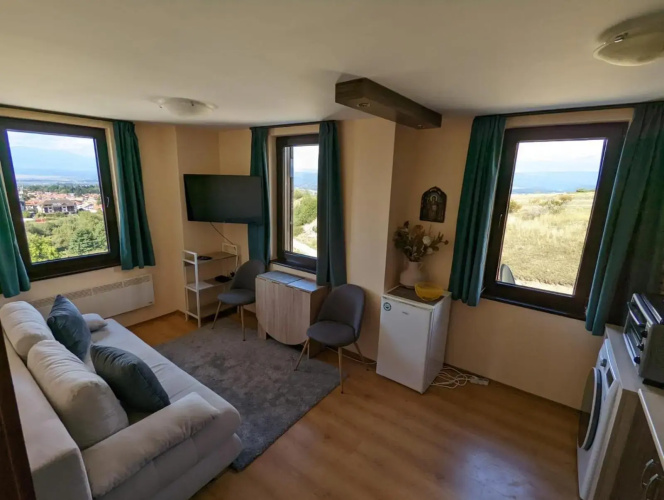 Stylish 2BD Apartment with Panoramic Mountain View