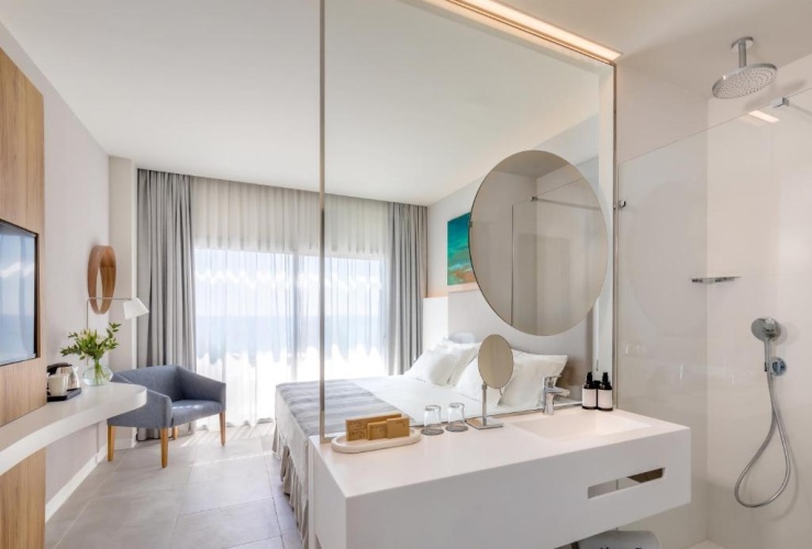 Double room with partial sea view