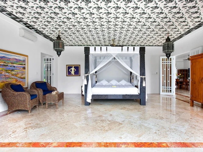 6 Bedrooms Villa