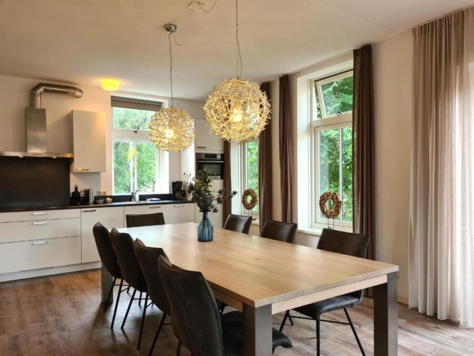 4 Bedrooms Apartment