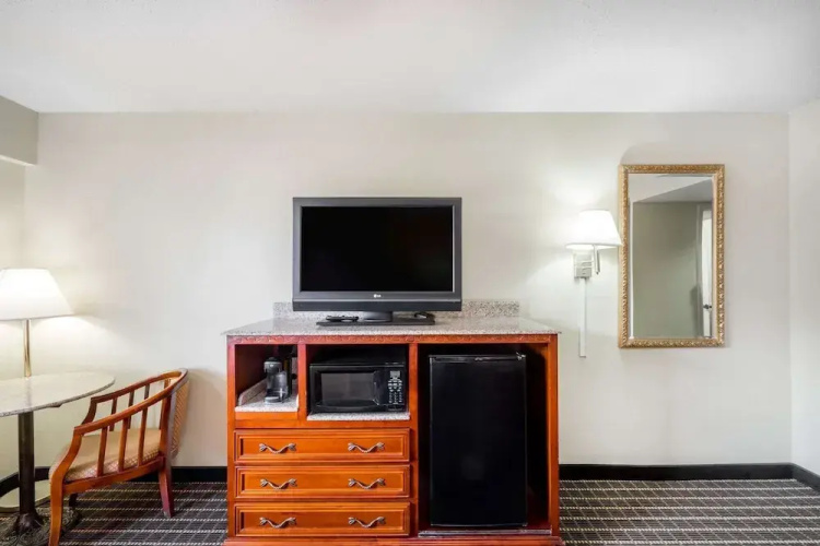 Super 8 by Wyndham Dandridge