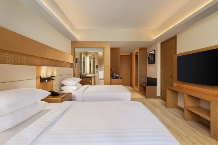 Standard Twin Club room with city view