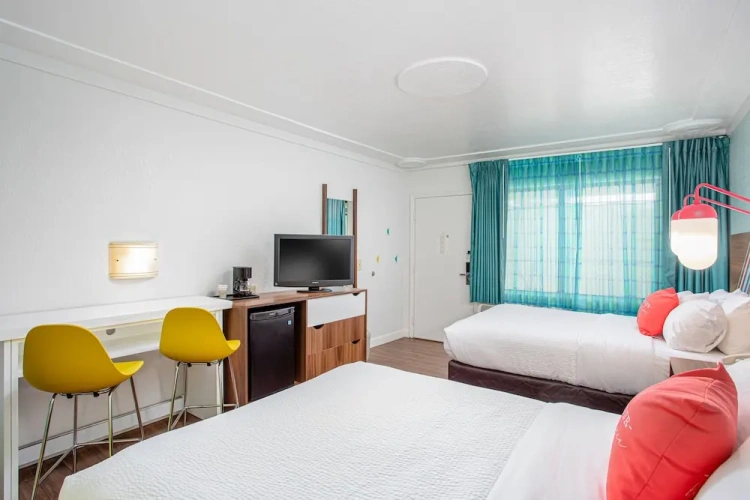 Standard room with pool view