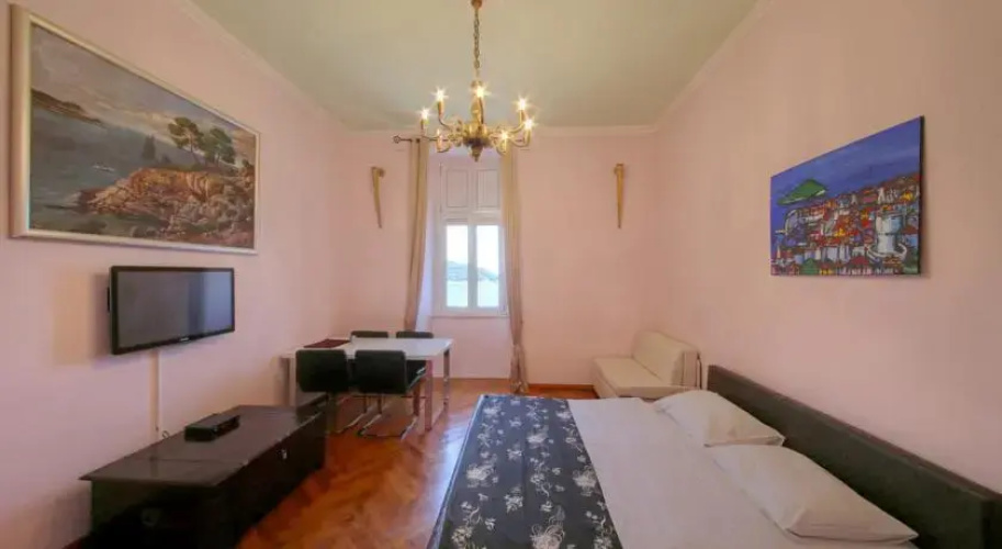Old Town Beachfront Apartment