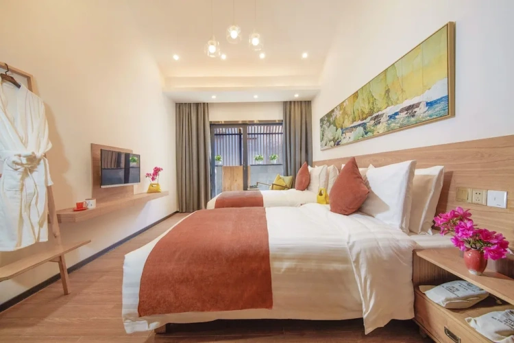 Standard Twin room with courtyard view