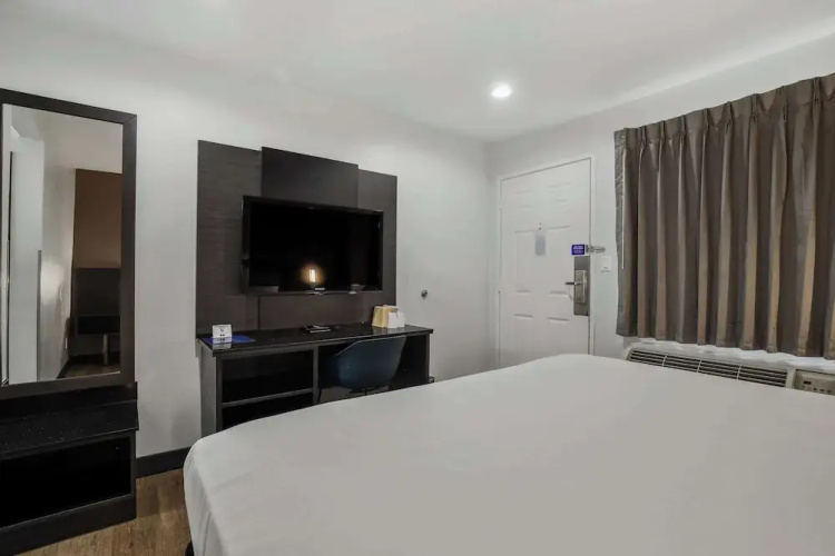 Studio 6 Suites Escondido, CA