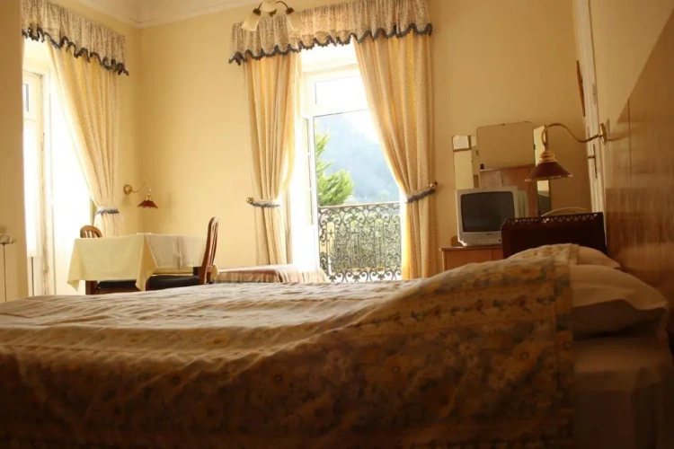 Standard Triple room with garden view