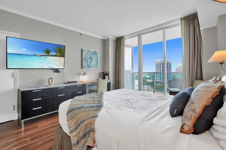 Glamorous Bay View Studio in the Grove