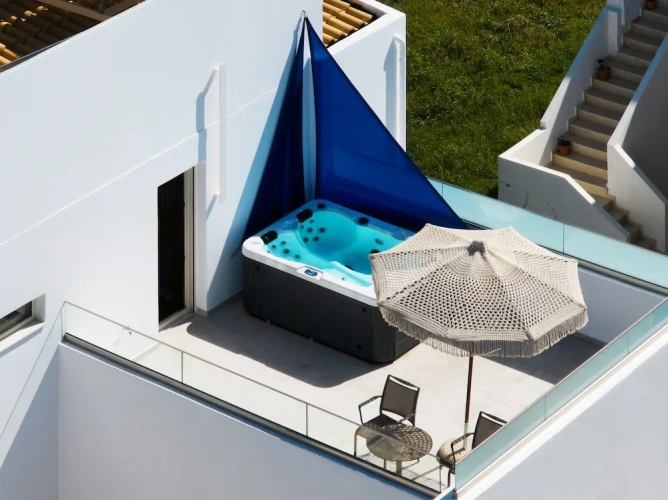 6 Bedrooms Luxury Villa