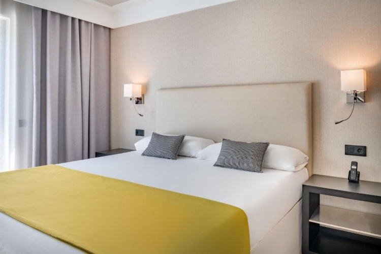Junior Suite with pool view