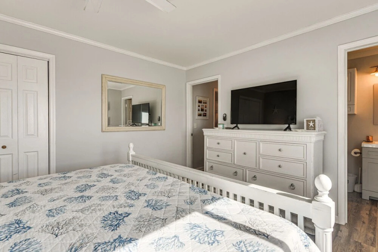 Ocean Isle Beach Condo w/ Balcony: Steps to Shore!