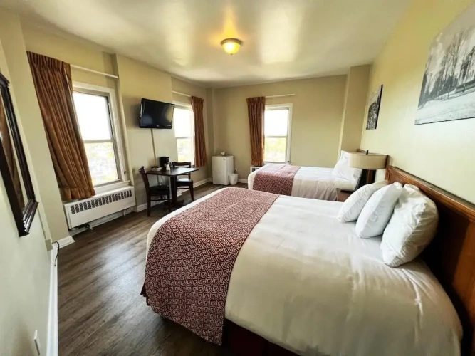 Standard Quadruple room with city view