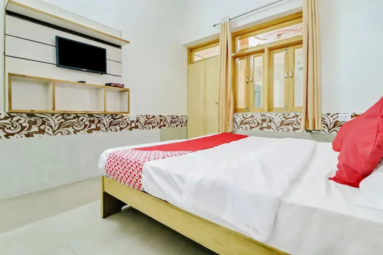 Shri Govind Dham by OYO Rooms