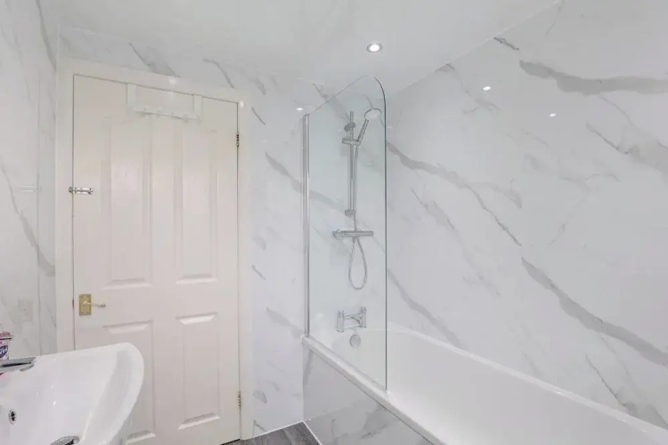 Spacious 4 Bedroom House With Parking