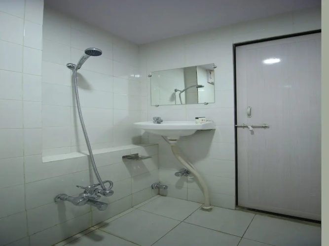 OYO 8692 Hotel Vibrant Regency
