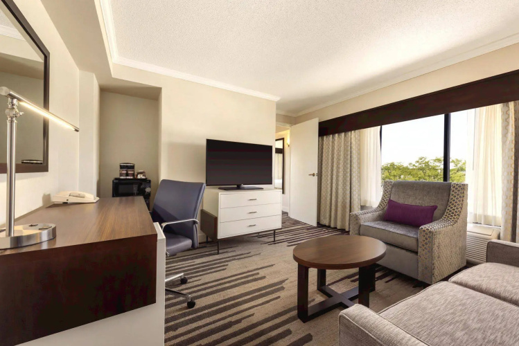 DoubleTree by Hilton Milwaukee - Brookfield