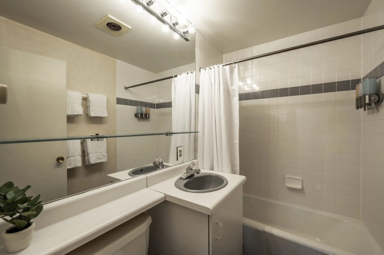 2 BR 3BA Condo - A C Heated Pool Walk to Town