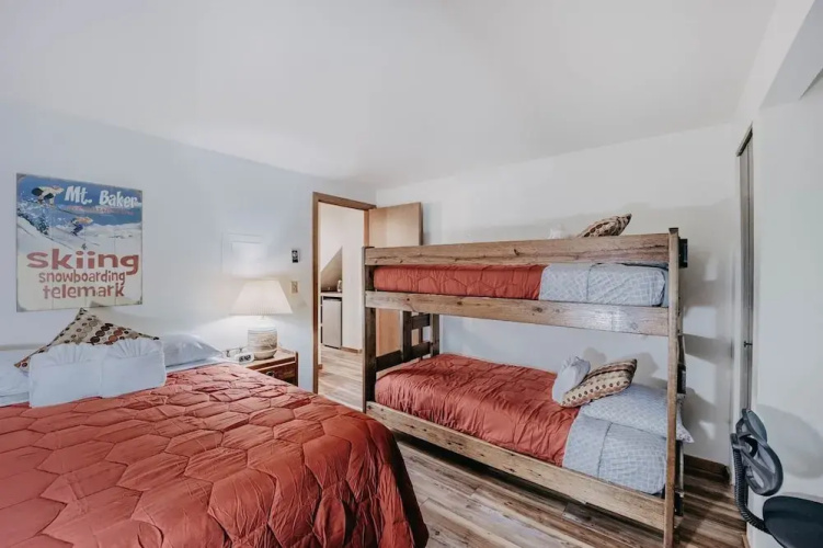 91sw - Wi-fi - Pets Ok - Sleeps 6 2 Bedroom Condo by RedAwning