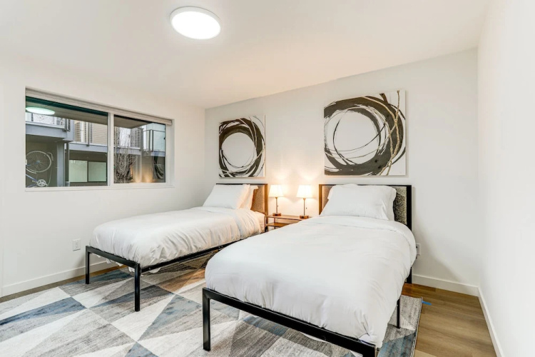 Modern Seattle Townhome: Walk to Light Rail!