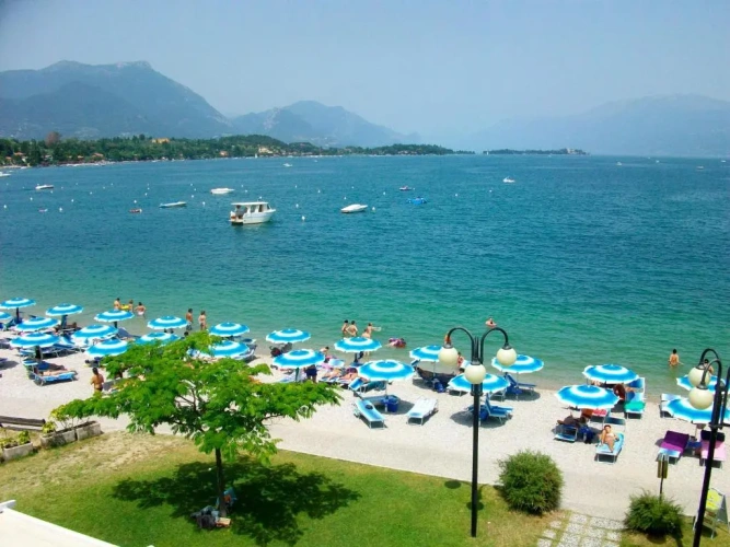 Standard Triple room with lake view