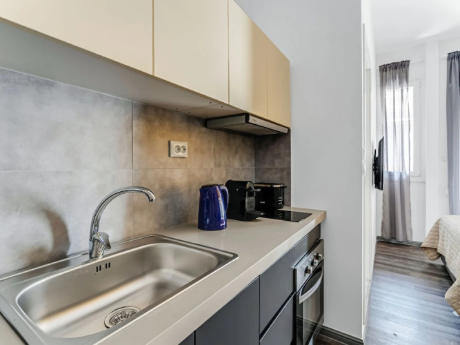 Sanders Center - Nice Studio Apt With Balcony