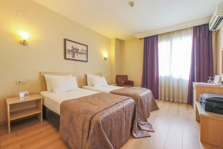 Standard Triple room with view