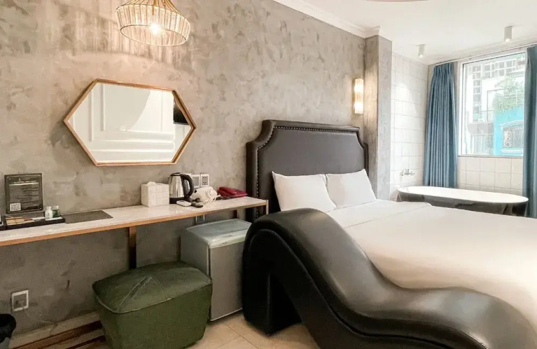 A In Hotel Del Luna